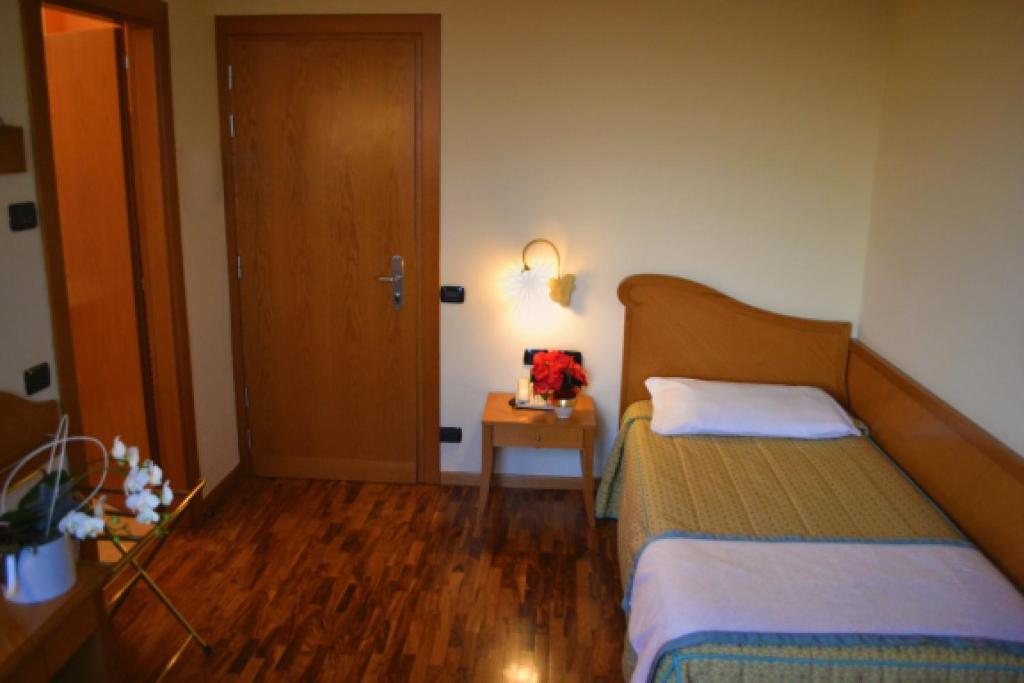 Hotel Camoretti Almenno San Bartolomeo Zimmer foto